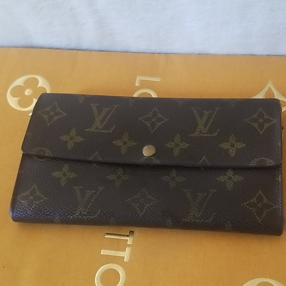 Authentic Louis Vuitton Sarah Wallet